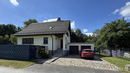 Straßenansicht mit Einfahrt - 5 Zimmer Einfamilienhaus zum Kaufen in Bahretal