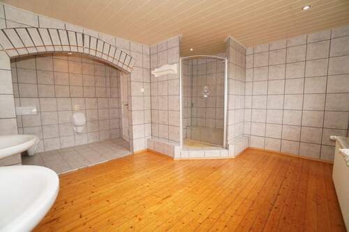 Bad mit Dusche - 