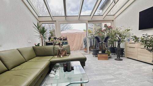 Genehmigter Wintergartenanbau mit Blick in den Garten - 