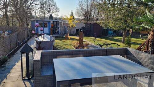 Garten mit Gartenhaus mit Zugang zu der Garage - 