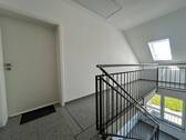Gepflegtes Treppenhaus mit Aufzug - 
