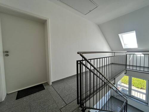 Gepflegtes Treppenhaus mit Aufzug - 