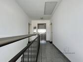 Gepflegtes Treppenhaus mit Aufzug - 