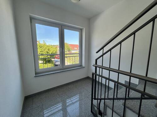 Gepflegtes Treppenhaus mit Aufzug - 
