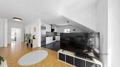 Großzügiges Wohnzimmer mit Balkonzugang - 3 Zimmer Etagenwohnung in Petersberg