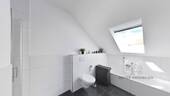 Tageslichtbadezimmer mit Wanne und Dusche - 