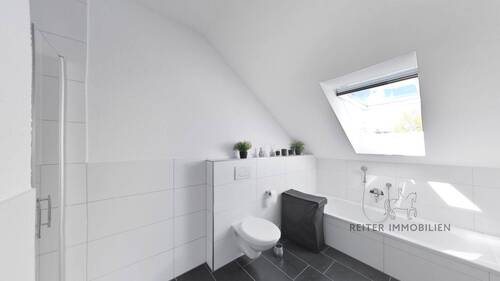 Tageslichtbadezimmer mit Wanne und Dusche - 