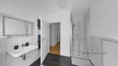 Tageslichtbadezimmer mit Wanne und Dusche - 