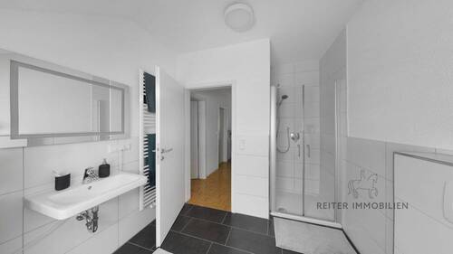 Tageslichtbadezimmer mit Wanne und Dusche - 