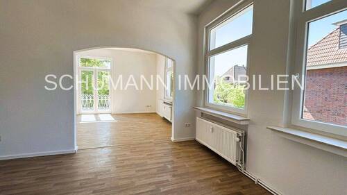Essbereich mit Blick zum Wohnzimmer - 