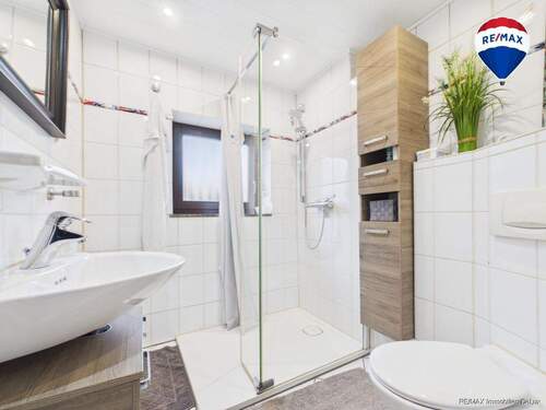 RE/MAX Immobilien DeLux Haus in Mettlach zu verkaufen - 9 Zimmer Doppelhaushälfte in Mettlach