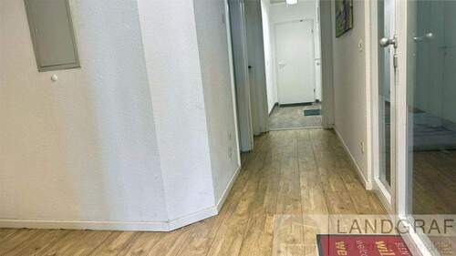 Flur mit gemeinschaftlich genutzen Herren und Damen WC - 