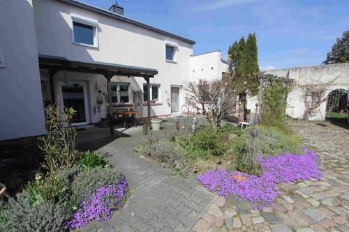 Terrasse,Garage Zugang Garten - 7 Zimmer Einfamilienhaus in Kabelsketal