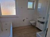 Badezimmer mit Fenster - 