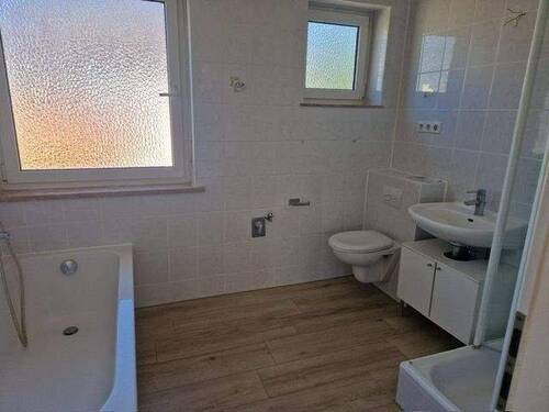 Badezimmer mit Fenster - 