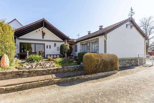 Remax Bauschheim-87 - 2 Wohneinheiten (WEG geteilt) im Bungalowstil zusammenhängend mit großer Wohnfläche