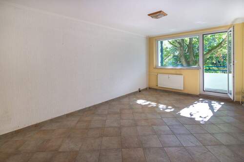 Wohnzimmer mit Balkon - 