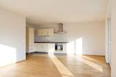 Wohnzimmer mit Küche - 3 Zimmer Etagenwohnung zur Miete in Fürth