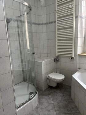 Bad mit Hänge-WC, sep. Dusche - Provisionsfrei: schöne und gepflegte 2-Zimmer-Wohnung