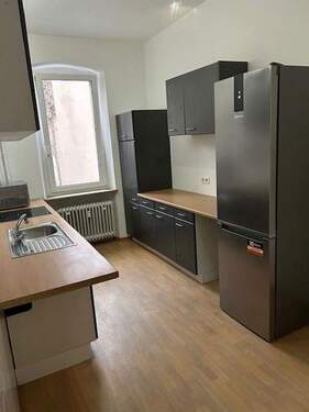 Küche mit Standkühlschrank - 2 Zimmer Etagenwohnung in Nürnberg