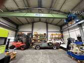 Reparaturhalle mit Kran - 