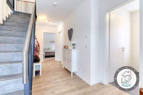 Hereinkommen und wohlfühlen – heller Eingangsbereich mit Blickachsen - 