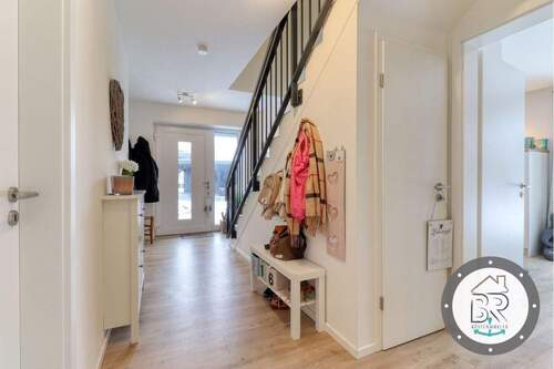 Ankommen im Alltag – Flur mit Blick in die Tiefe des Hauses - 