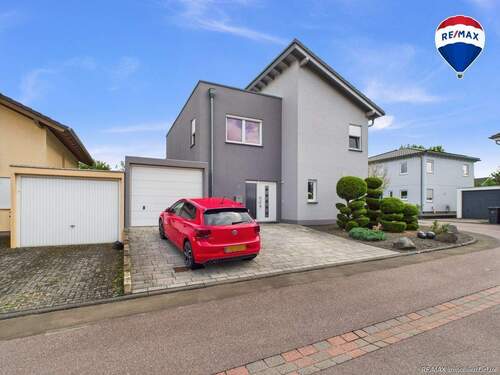 RE/MAX Immobilien DeLux Haus Konz - Roscheider Hof - Modernes Einfamilienhaus mit gemütlichem Garten