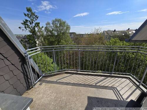 Balkon vom Wohnzimmer - Lichtdurchflutete 3-Raum-Wohnung im Dachgeschoss mit hohen Decken und großer Terrasse