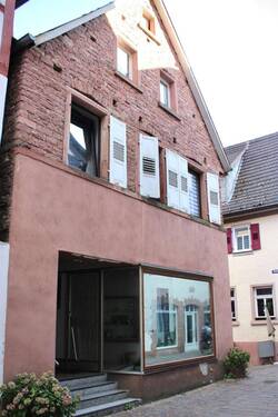 Hausansicht mit Ladenfläche - 