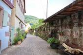 Seitengasse an der Mauer zum Haus - 