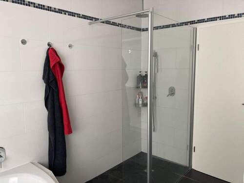 Badezimmer mit Walk In Dusche - 