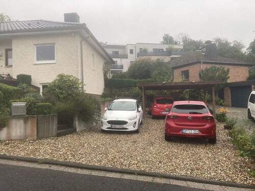 Große Einfahrt mit Carport - 