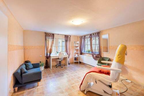 Kosmetikstudio EG - 6 Zimmer Mehrfamilienhaus, Wohnhaus zum Kaufen in Marbach am Neckar