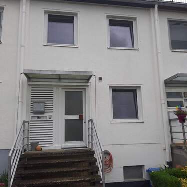 Ansicht vorne.jpg - 5 Zimmer Reihenmittelhaus zum Kaufen in Bönningstedt