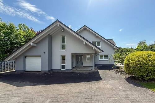Eingang - 8 Zimmer Einfamilienhaus in Rösrath