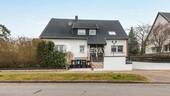 Außenansicht 1 - Charmante 2-Zimmer-Wohnung mit 60 m² Ausbaureserve im Spitzboden und Balkon