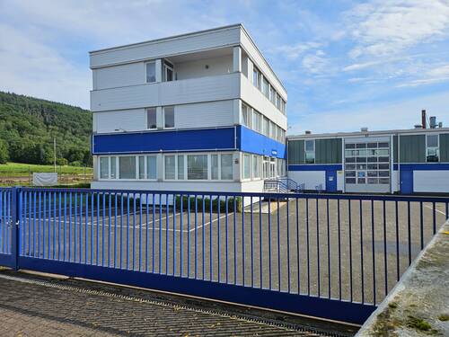 Zufahrt zum Gelände.jpg - Helle Mietwohnung im 2. Obergeschoss in Trier-Zewen