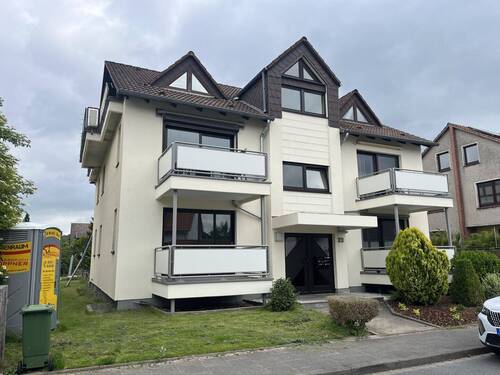 Straßenansicht - Gemütliche Erdgeschosswohnung mit Balkon, Hobbykeller & Garage in Lenglern