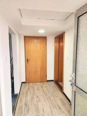 Flur Nebeneingang - 6 Zimmer Einfamilienhaus in Aurich