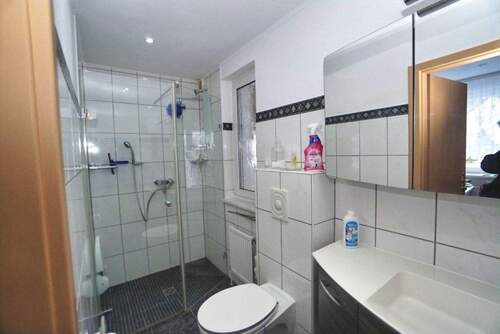 Bad und WC - 5 Zimmer Einfamilienhaus in Zeuthen