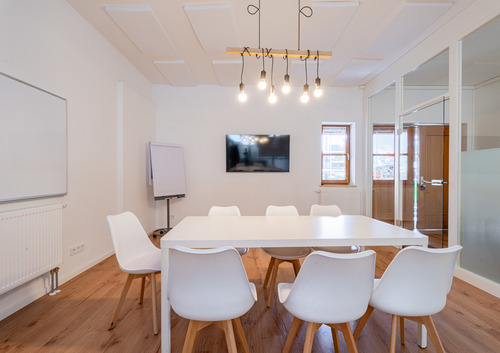 Meetingraum mit Besprechungstisch - 