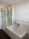 Badezimmer mit Dusche und Wanne - 