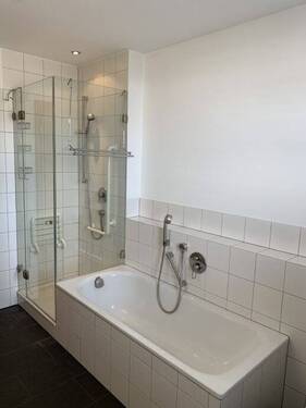 Badezimmer mit Dusche und Wanne - 