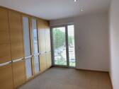 Schlafzimmer mit Schrank - 