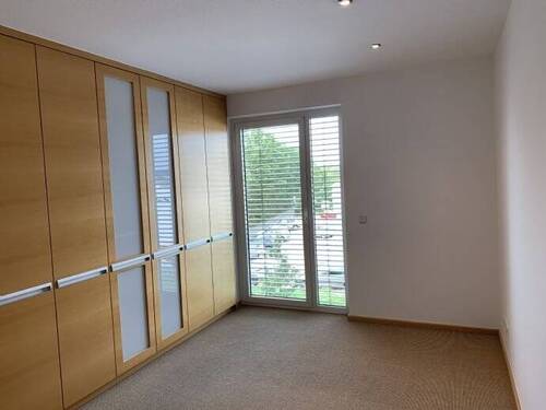 Schlafzimmer mit Schrank - 
