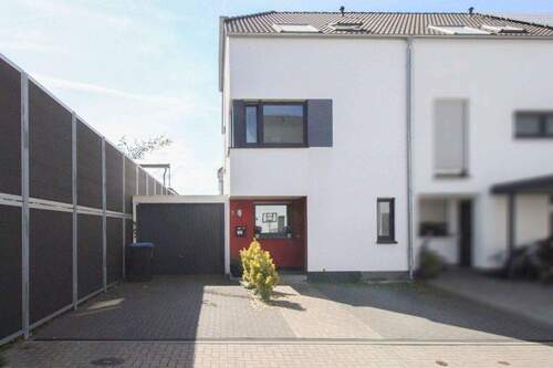Hausansicht, Garage und 2 Freiplätze - Langenfeld: Modernes KfW 55 Reihenendhaus mit 4 Schlafzimmern, 2 Bäder, Garage und 2 Stellplätzen!
