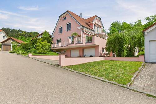 Blick aufs Haus - Mediterranes Wohnen: Elegantes Haus mit Einliegerwohnung und Traumgarten