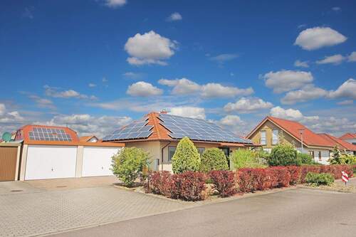 Blick auf das Haus und die 2 Garagen - 