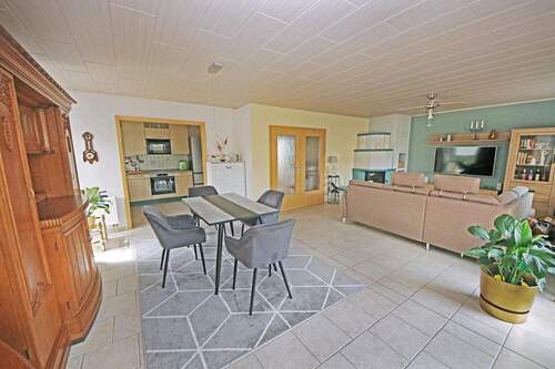 großes Wohnzimmer im EG - 